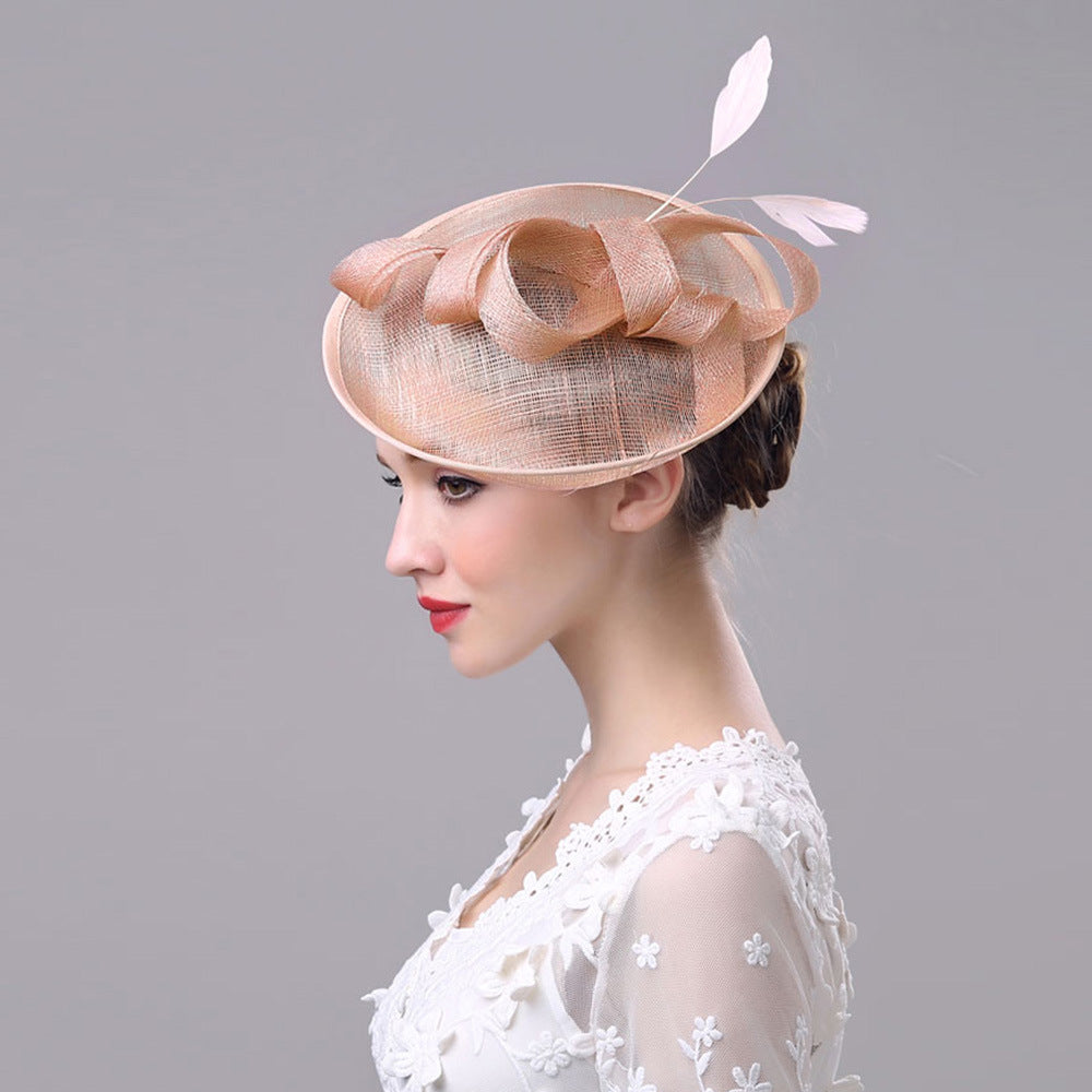 Chapeau élégant en lin avec nœud et plume — Cambrie