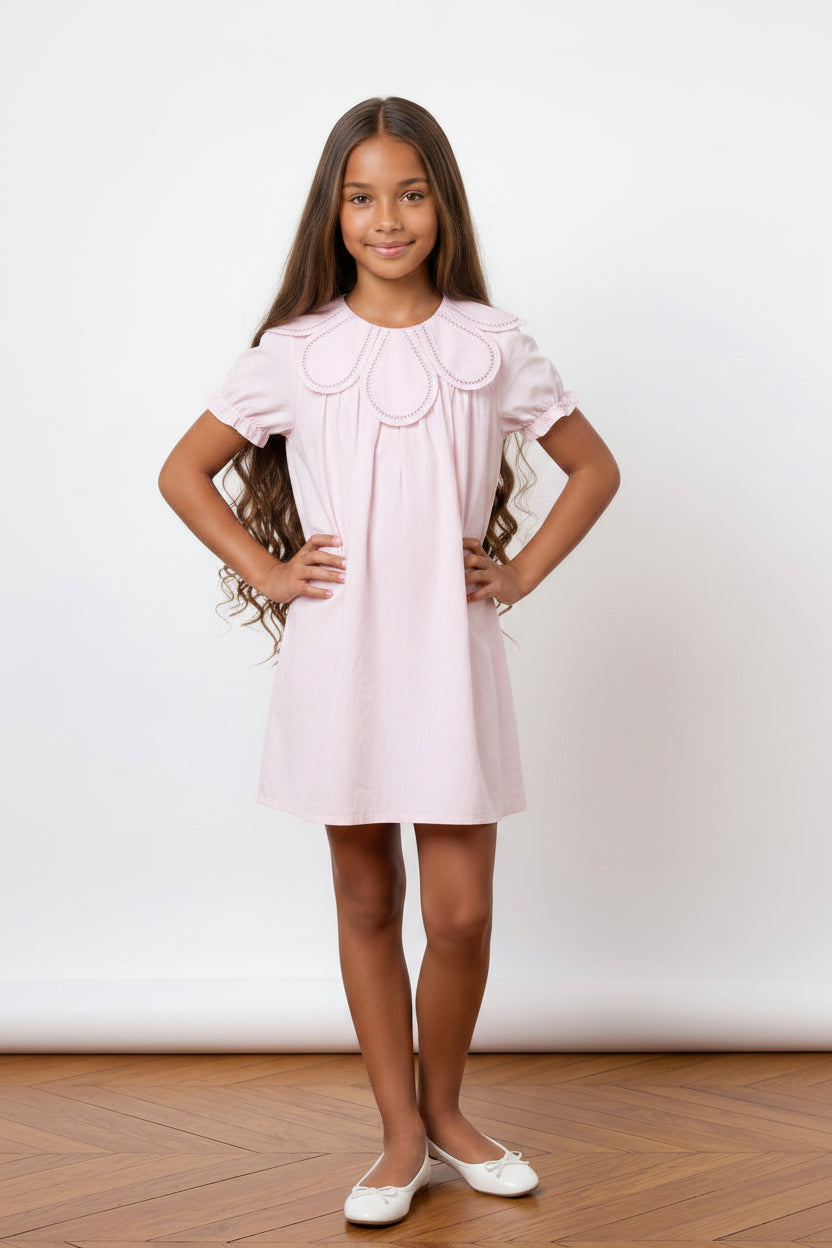 Option 1 : Robe fille col fleur. Option 2 : Barboteuse col fleur.