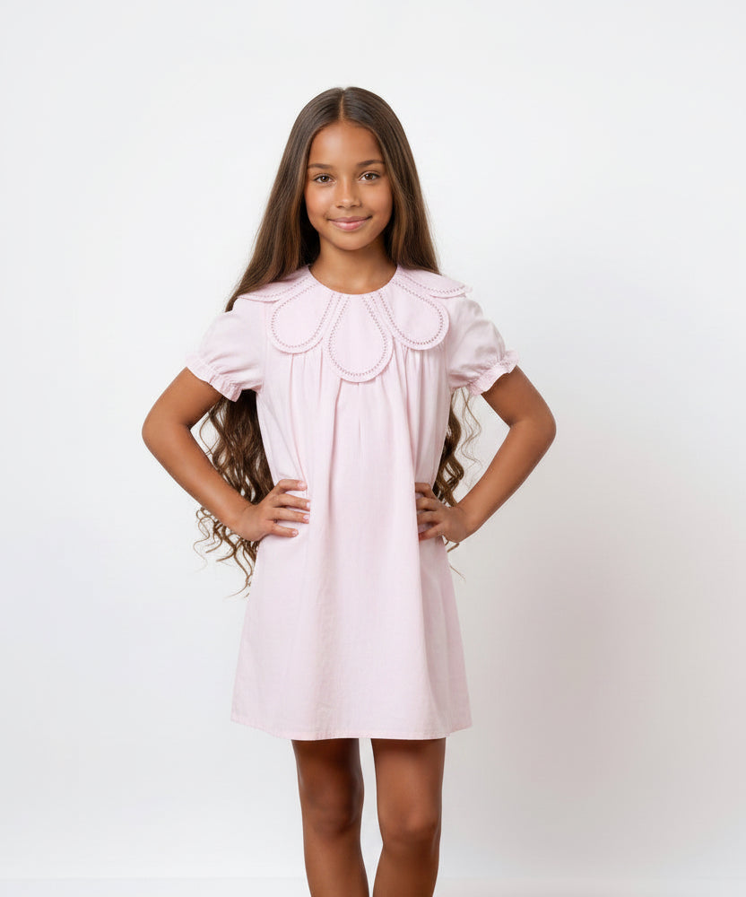 Option 1 : Robe fille col fleur. Option 2 : Barboteuse col fleur.
