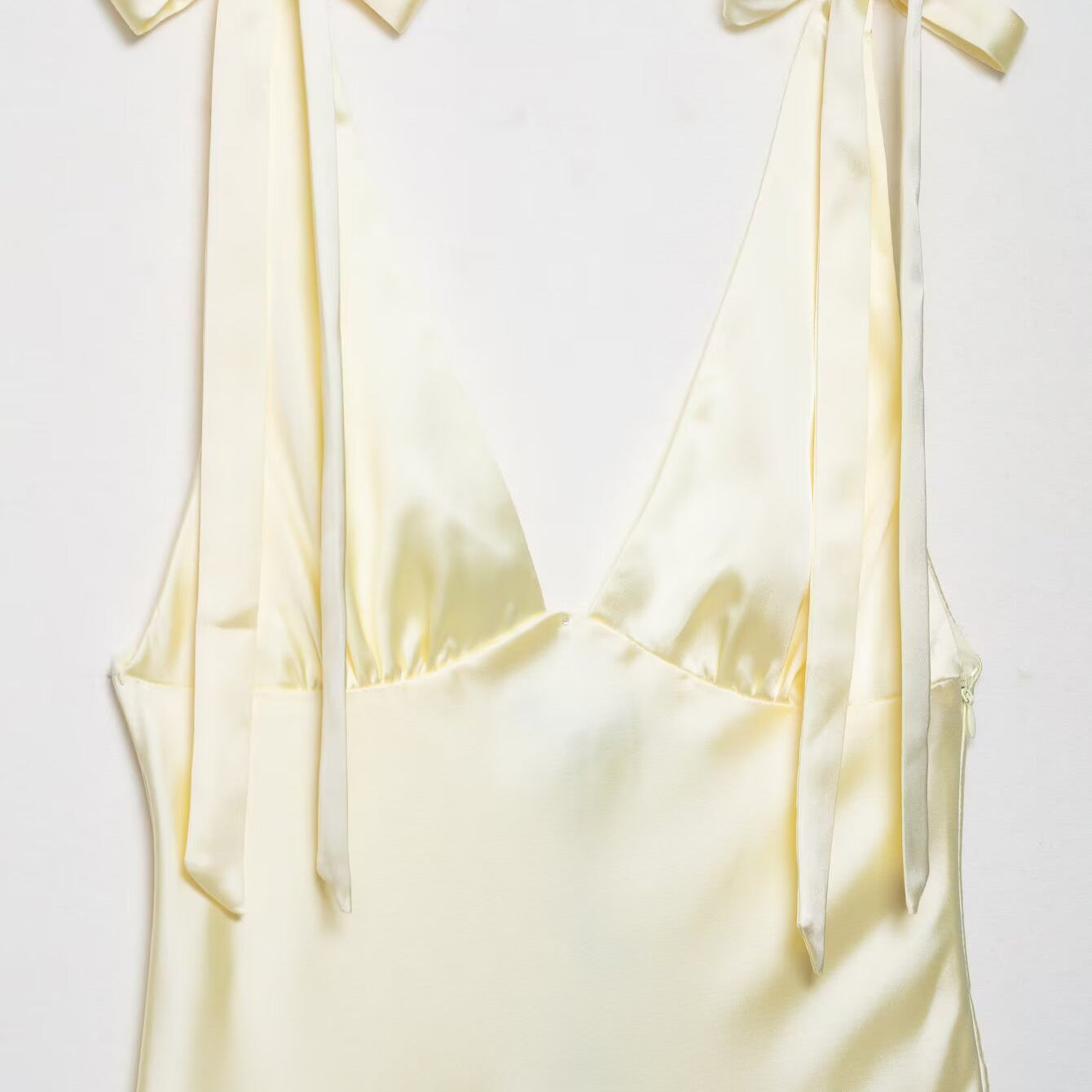 Robe en soie – ornée de belles bretelles en nœuds papillon