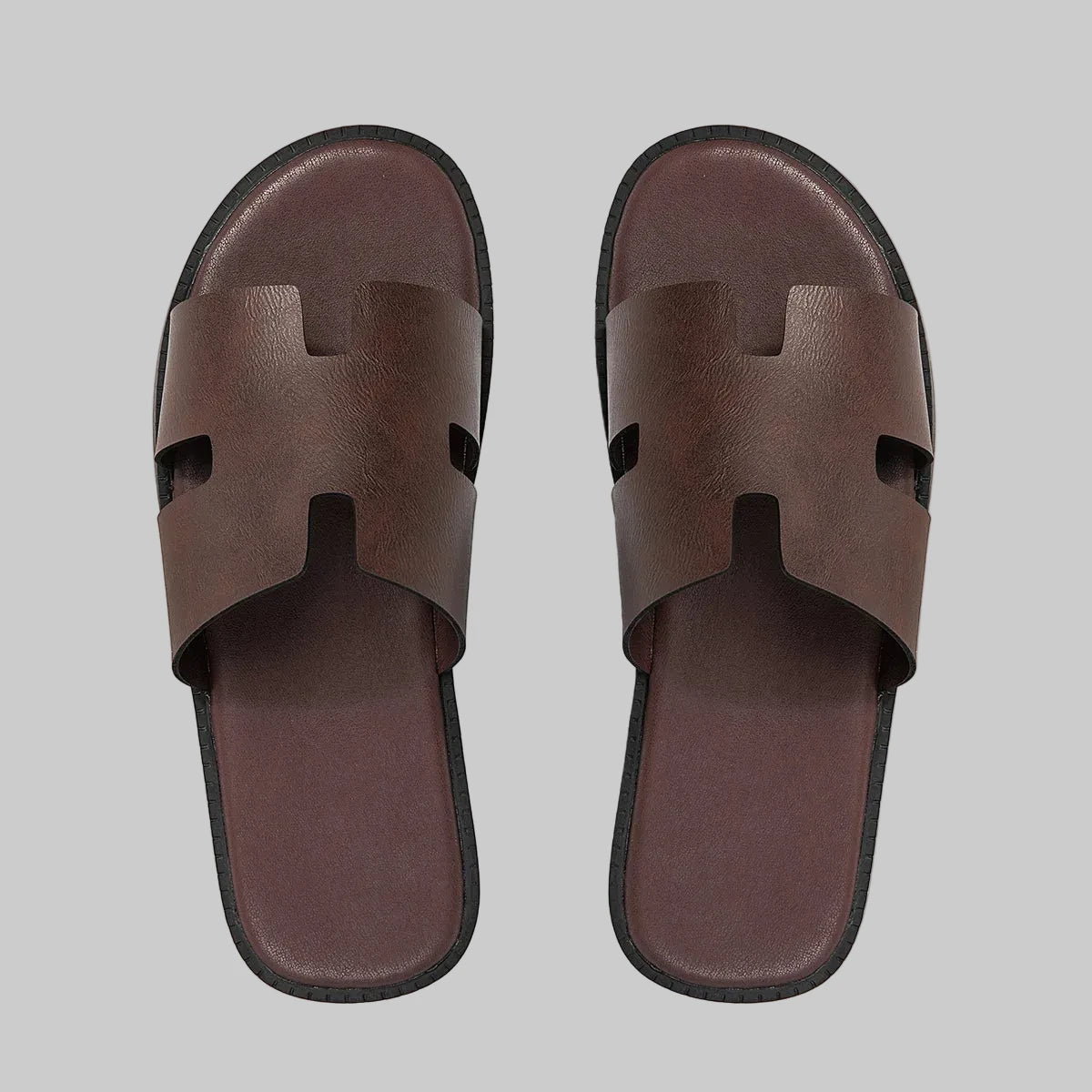 Neue bequeme, rutschfeste und strapazierfähige Sandalen.