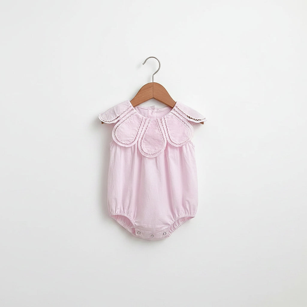 Option 1 : Robe fille col fleur. Option 2 : Barboteuse col fleur.
