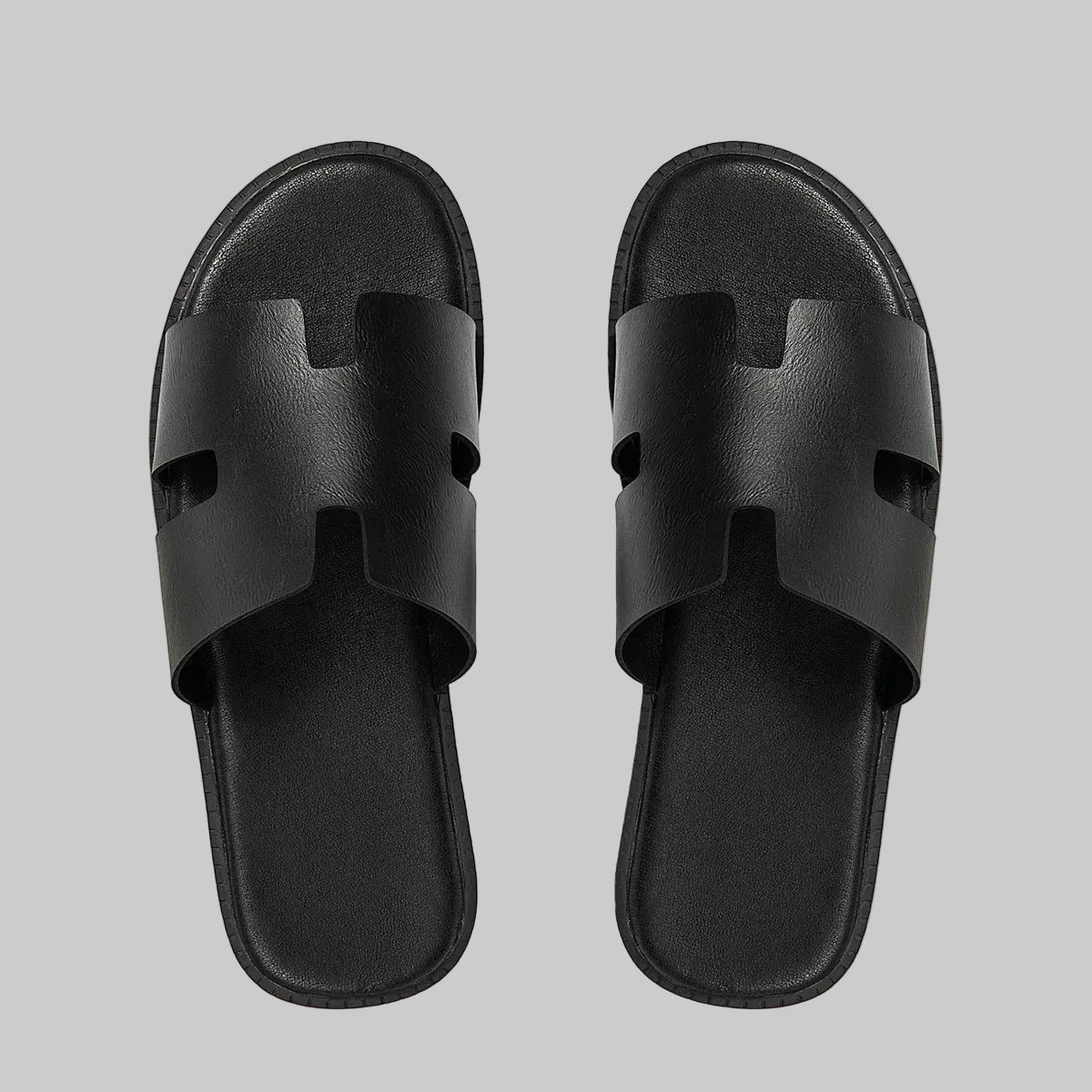 Neue bequeme, rutschfeste und strapazierfähige Sandalen.